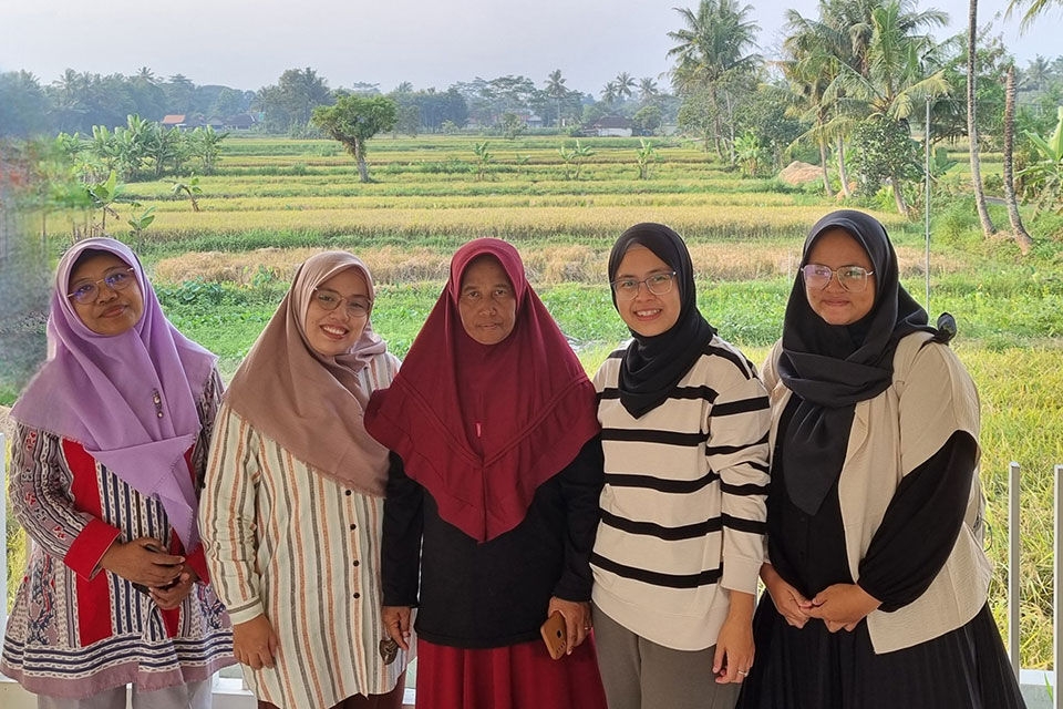 Food system resilience Dr Risti Permani (second from right) works on gender inclusiveness as part of the KONEKSI research project on food system resilience in peri-urban Java.