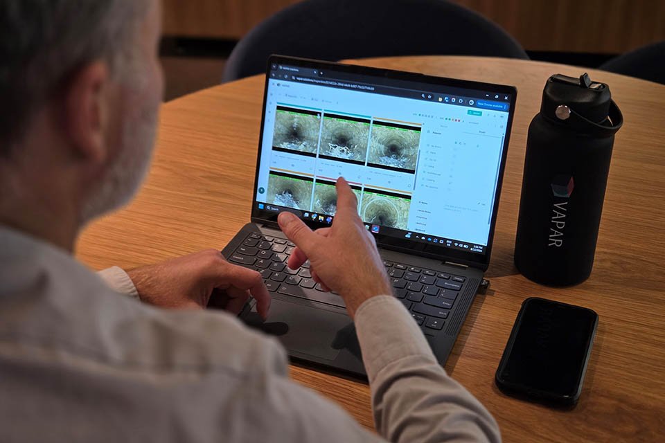 Person pointing at a laptop screen showing VAPAR's technology