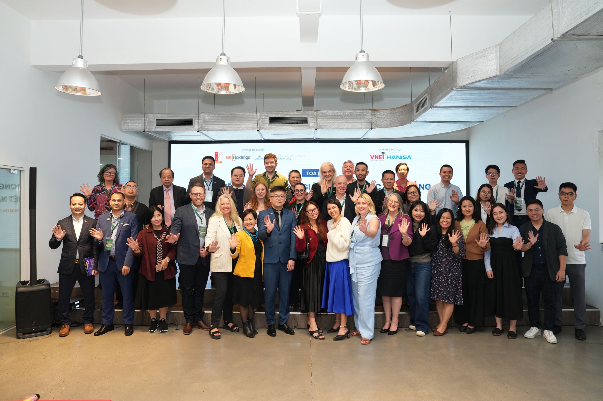 Group photo from Landing Pads Edtech to Vietnam.