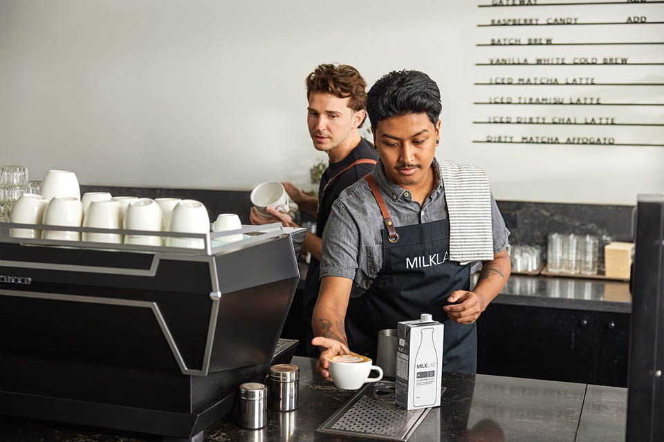 2 baristas working at a cafe