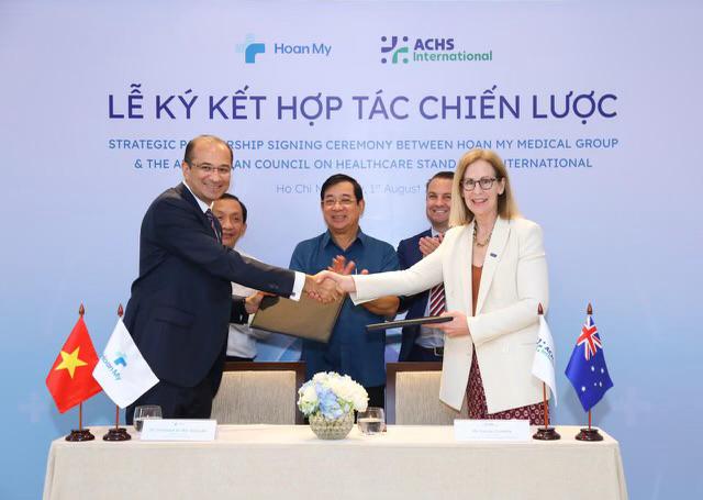 Louise Cuskelly (right) at the official signing ceremony between Hoan My Medical Corporation and ACHSI.