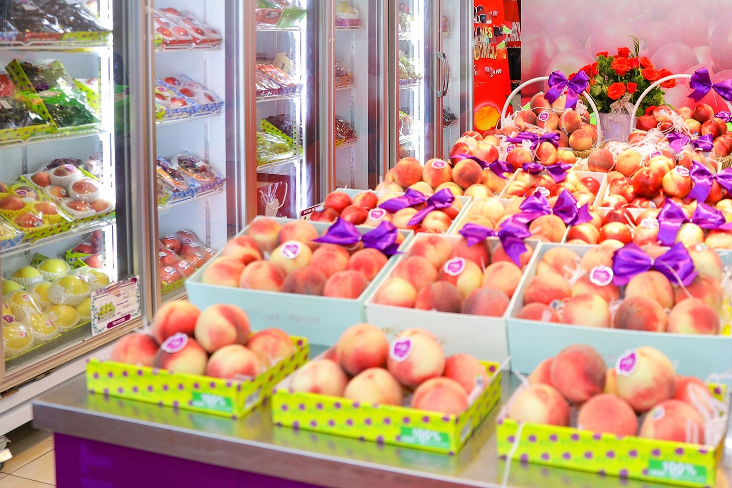 Peaches and nectarines on display in a store